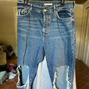 Forever 21 boyfriend jeans size 31 knee holes